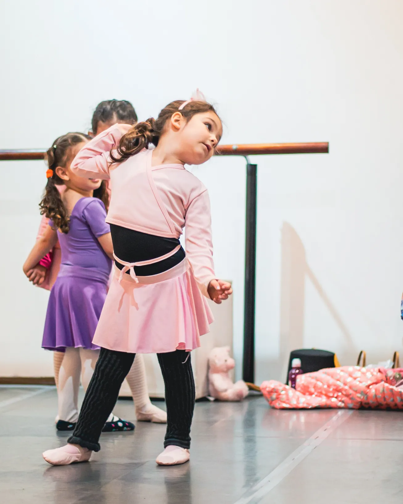 Menina em aula de ballet infantil