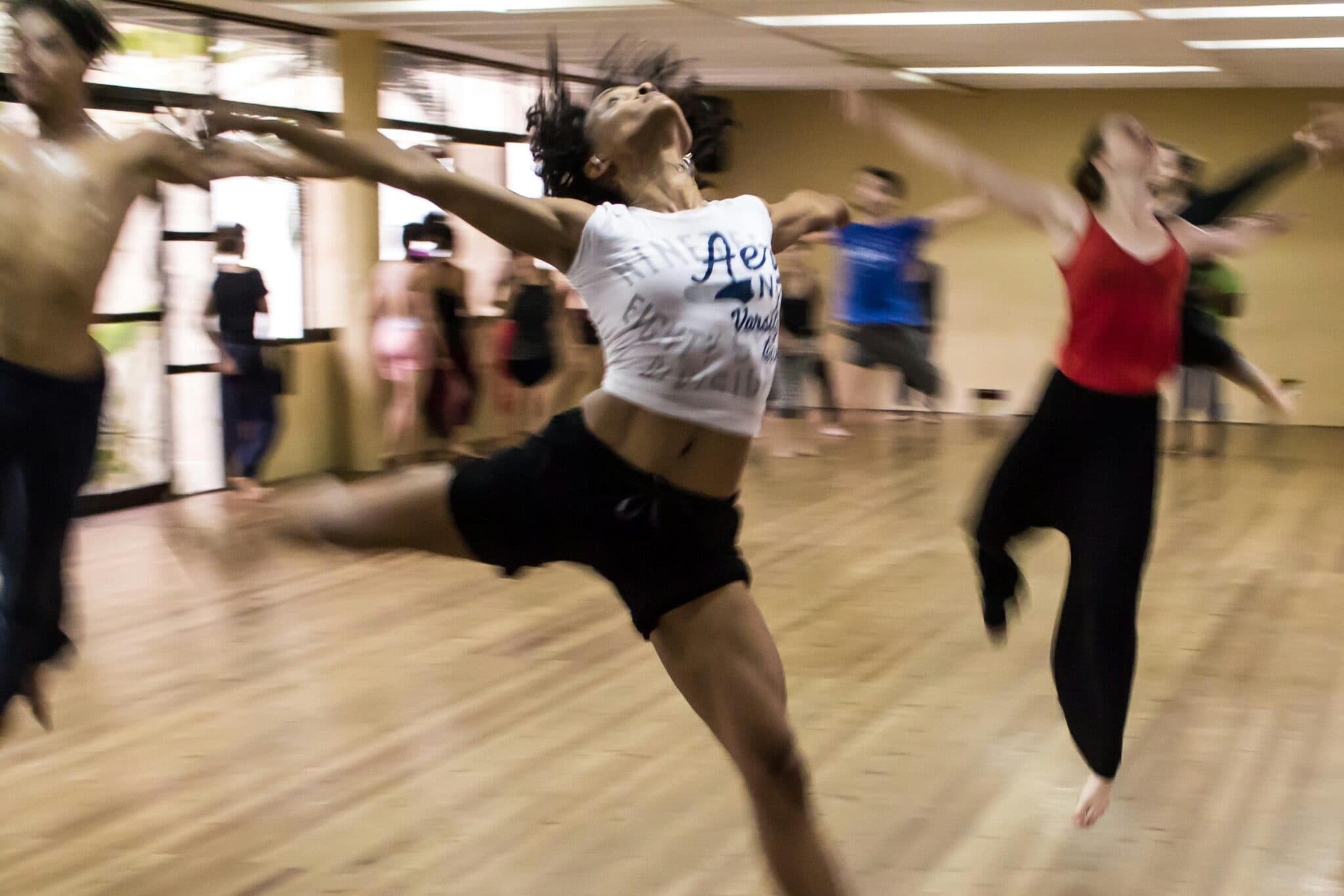 Mulheres em aula de dança, em movimento, em vez de rotina de academia